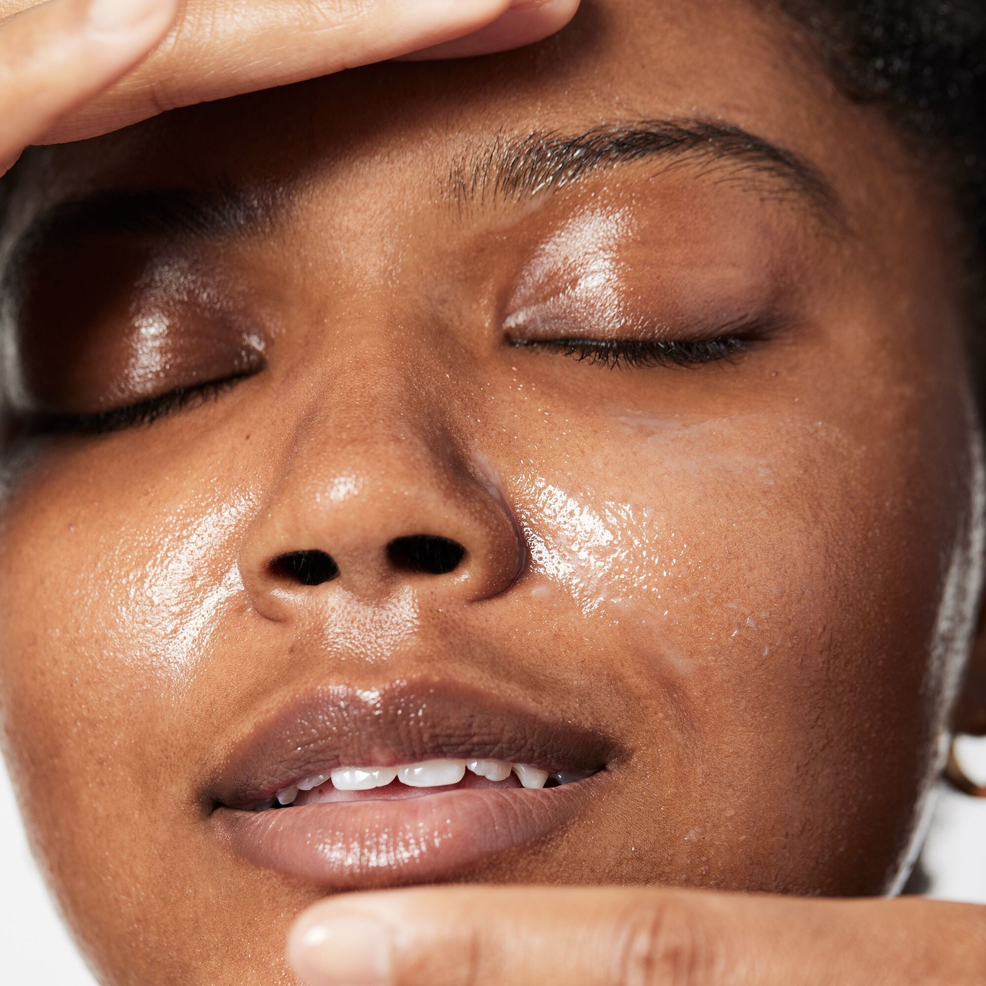 holy-hydration-makeup-melting-cleansing-balm-y8 040822_Model_HH-Cleansingbalm_044_RT2-V1_IGF_6a40ae53-ccc2-4a83-9d08-7c99f2dc2b4b.jpg
