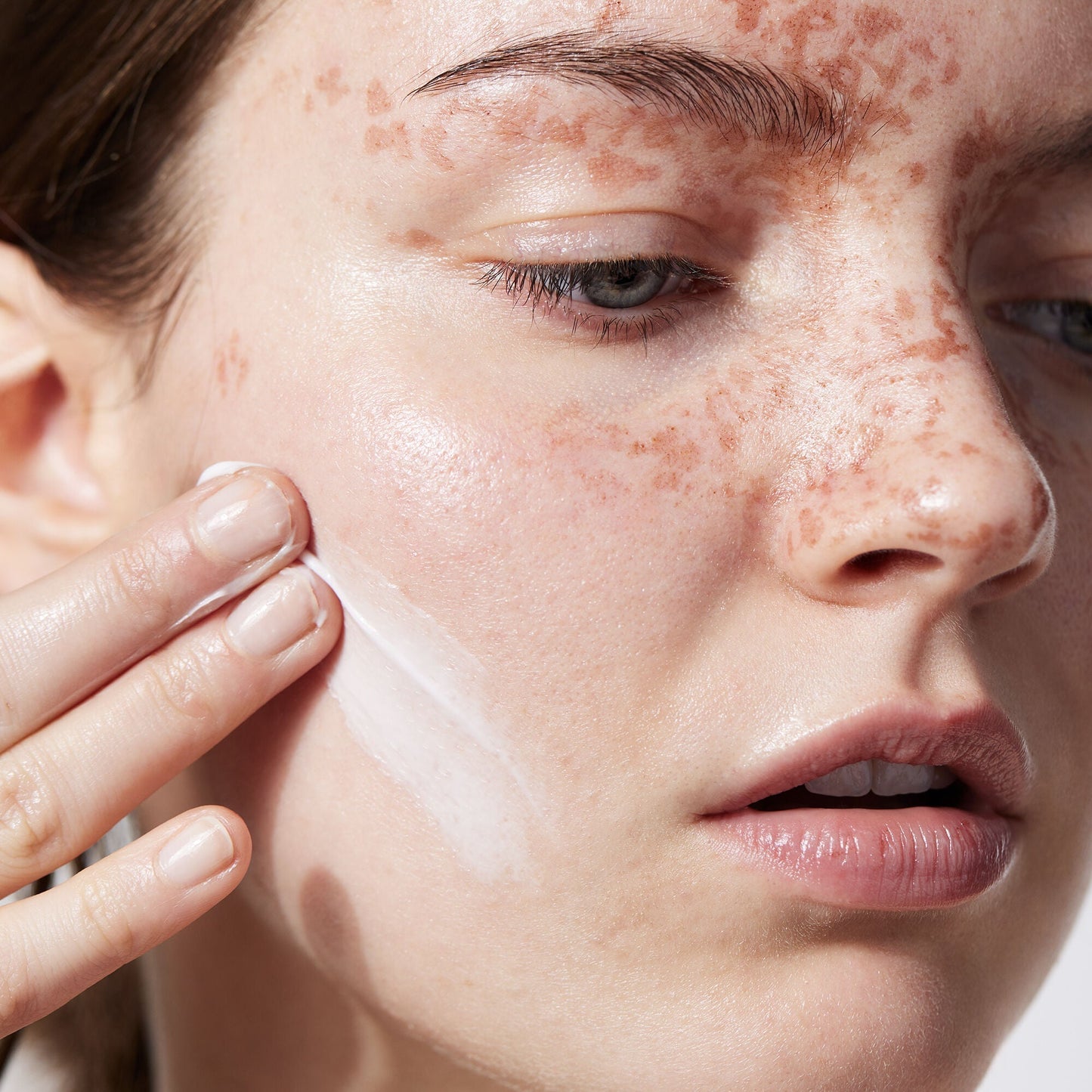 holy-hydration-face-cream-f3 040822_Model_HH-FaceCream_091_RT2-V1_IGF_38740f4c-997d-4161-a3bd-3457855e993f.jpg