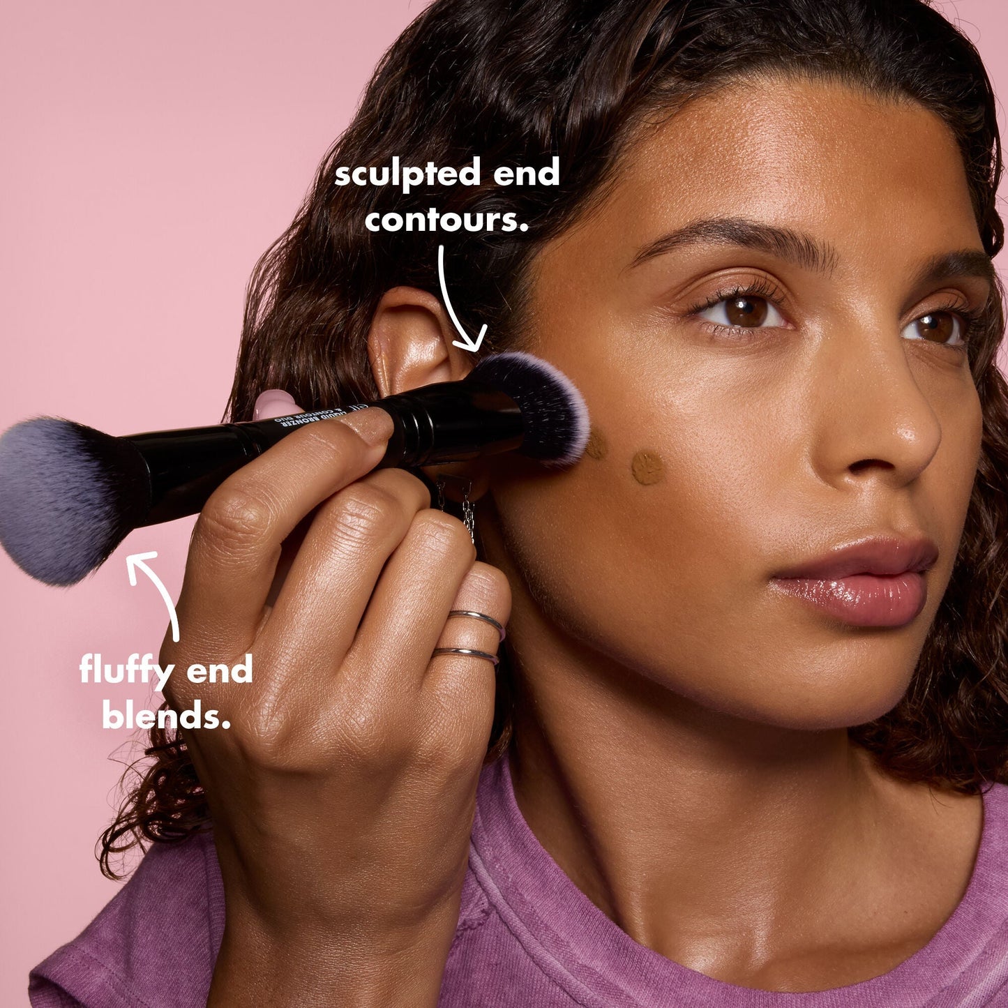 liquid-bronzer-and-contour-duo-brush-c4 0426_EDU_LiquidBronzer_ContourDuoBrush_BenefitModel.jpg