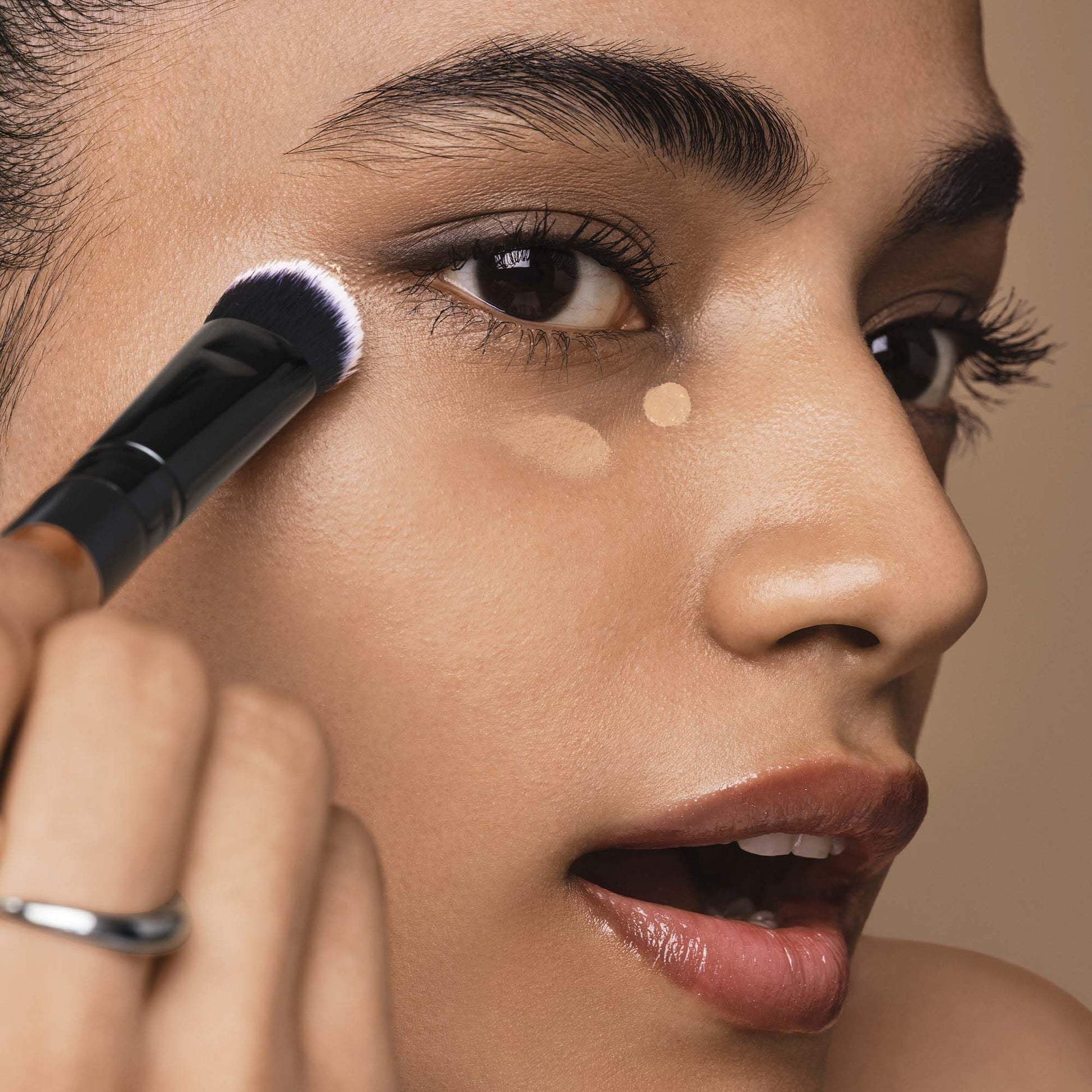 tap-and-blend-concealer-brush-o0 042925_Dipti_SoftGlam_Brushes_App_0044_477_w3QC_IGF.jpg