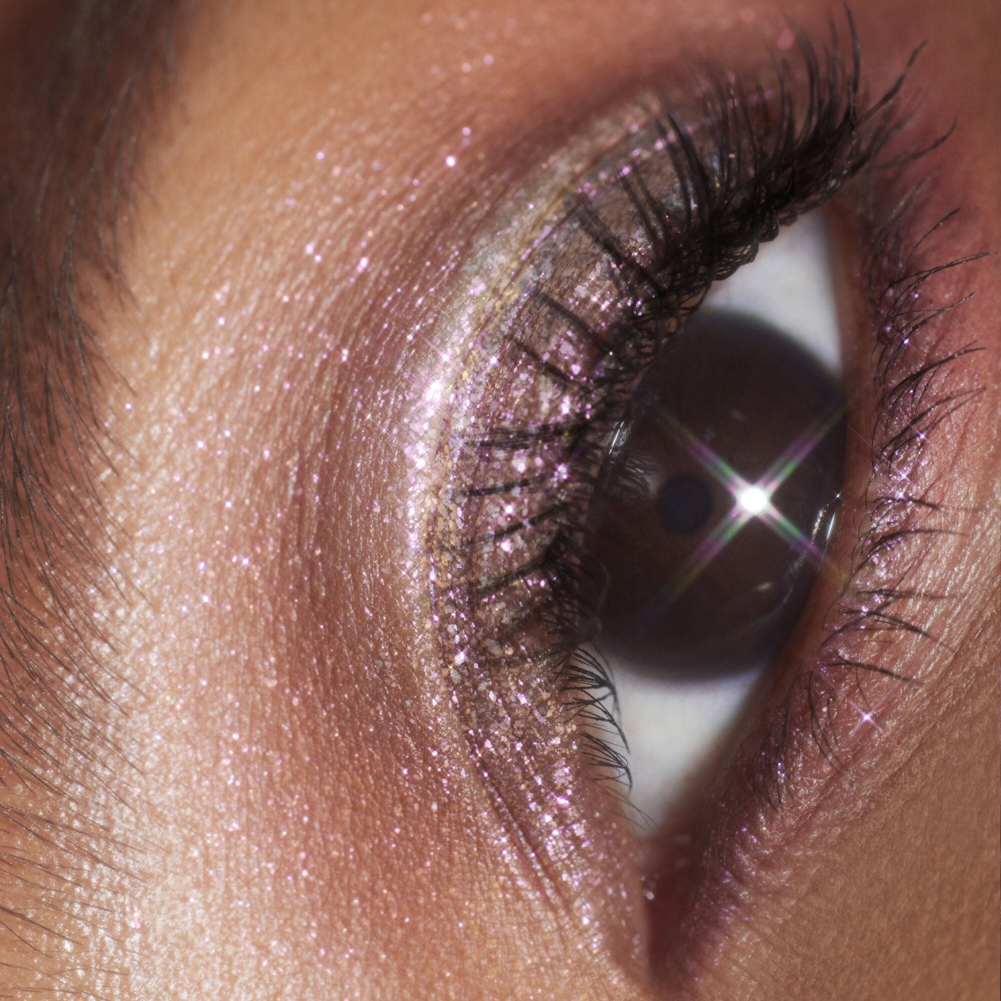 duochrome-liquid-eyeshadow-o1 061223_Chi_SparkPink_0023_FINAL_RGB_IGF.jpg
