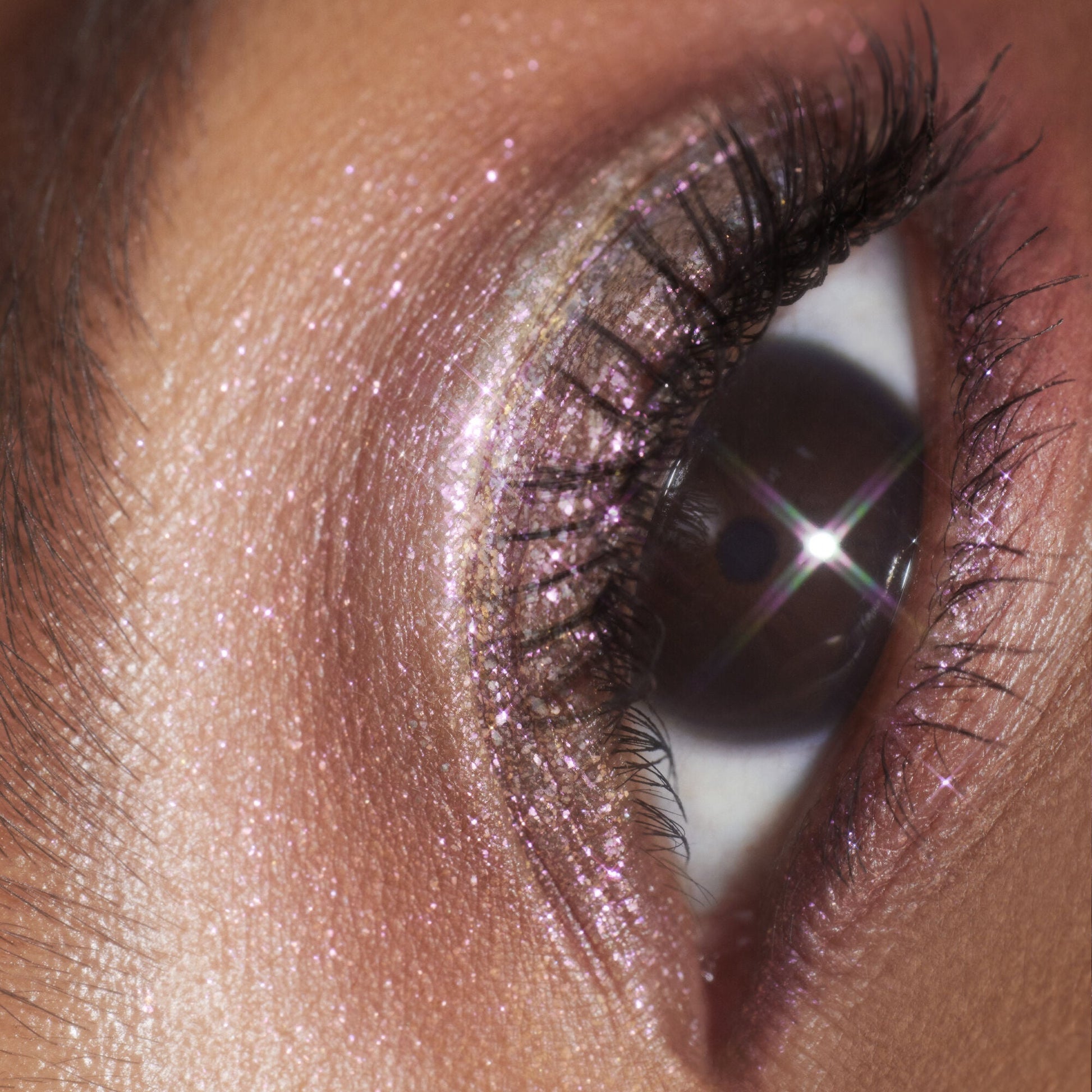 duochrome-liquid-eyeshadow-o1 061223_Chi_SparkPink_0023_FINAL_RGB_IGF.jpg