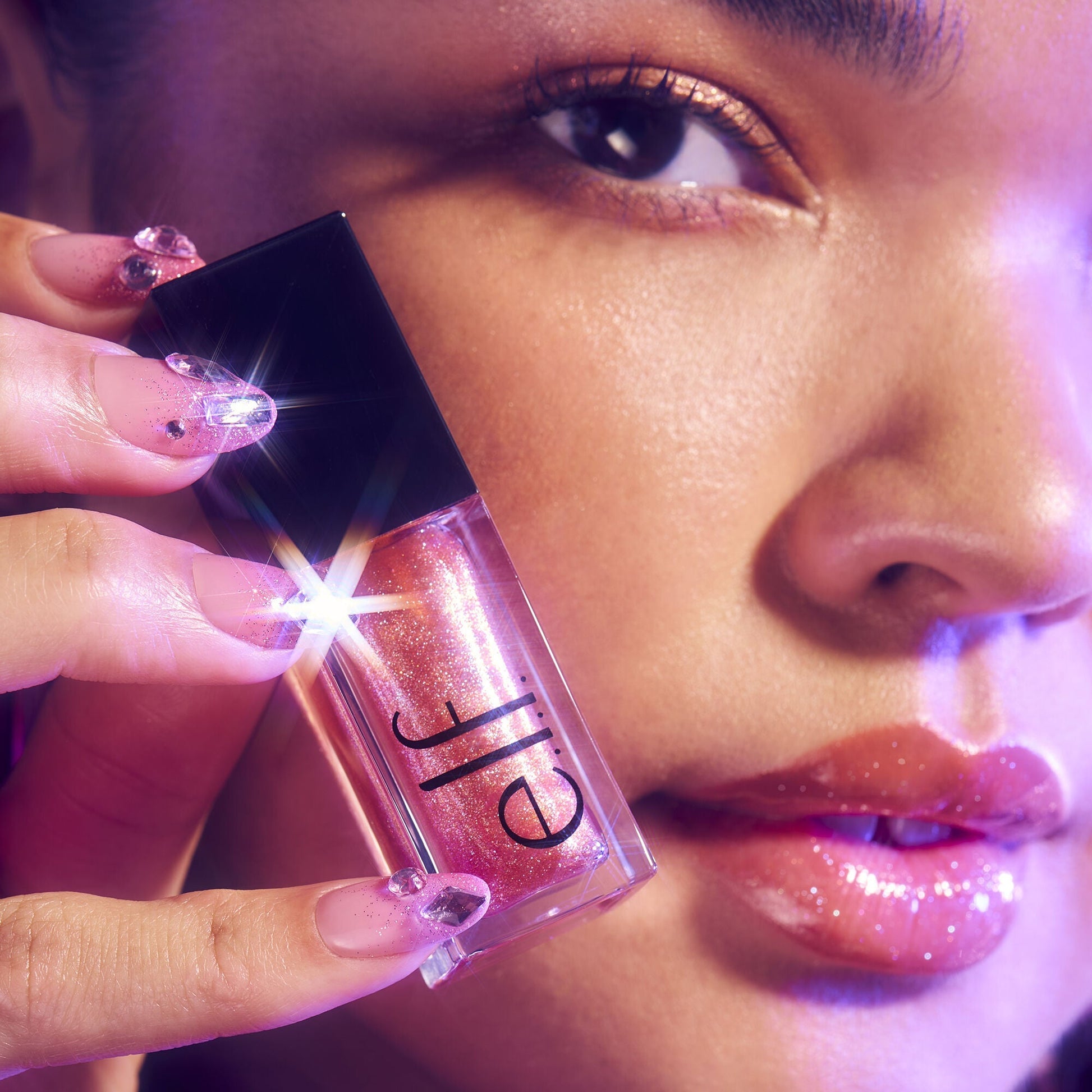glow-reviver-plumping-lip-oil-p2 072225_Breanna_LipPlump_0391_2000x2000_0613e084-a418-44f9-b40d-c461b7a4b6db.jpg