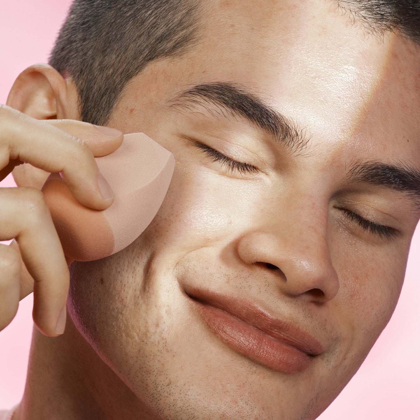 halo-glow-angled-silicone-face-sponge-o6 102124_HGST_Alfredo_Application_0134_v2_RGB_IGF.jpg