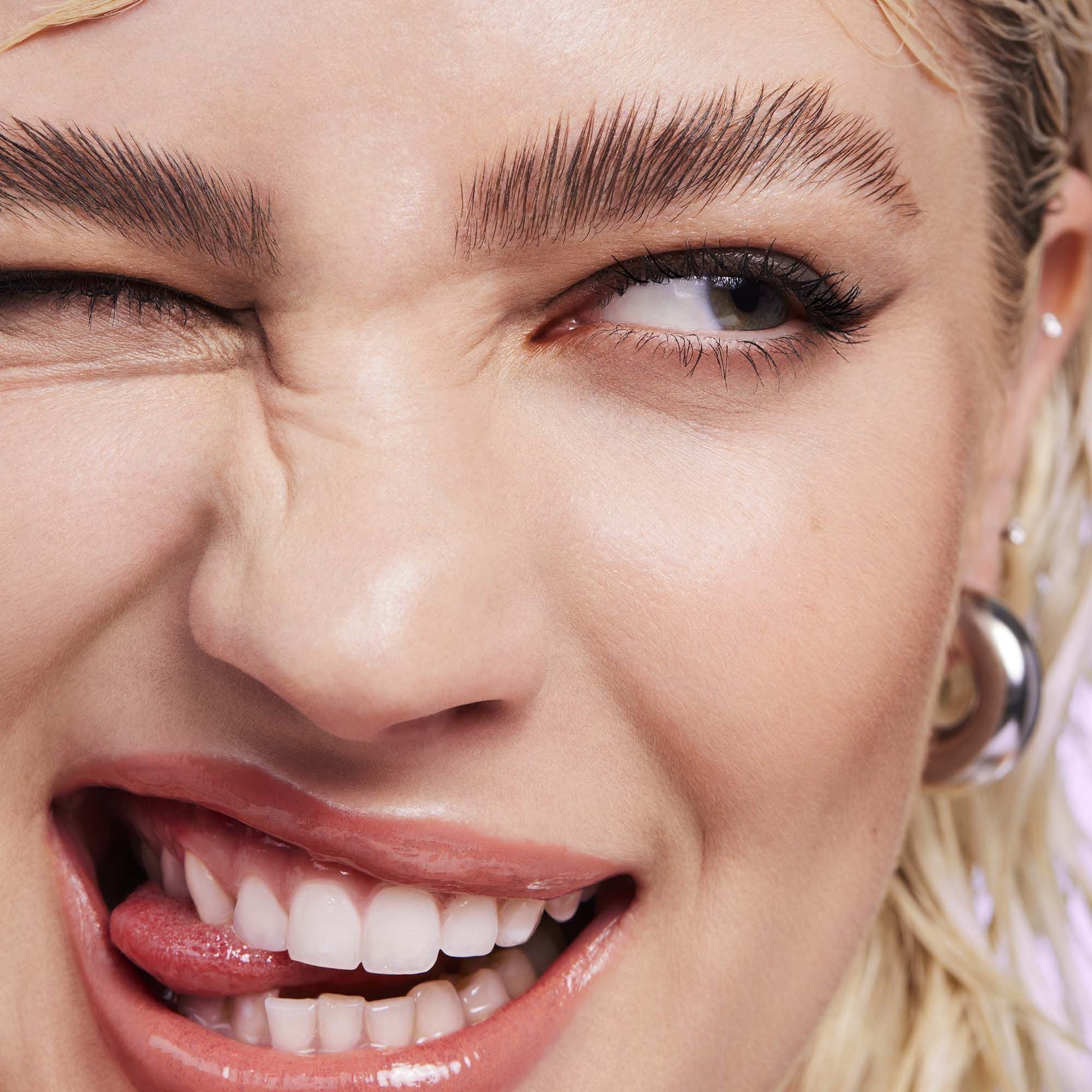 brow-laminating-gel-m0 110923_Genevieve_BrowGel_App-Vibe_6982_RGB_IGF.jpg