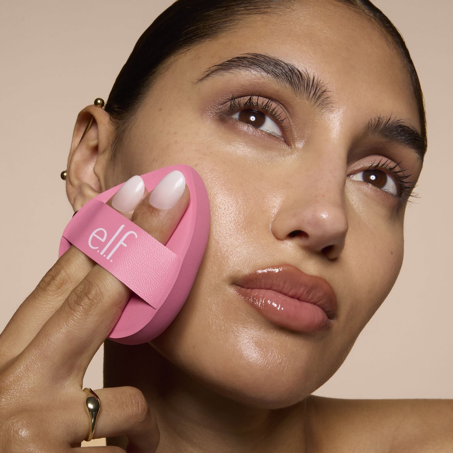 pillow-puff-foundation-sponge-a1 81838_MOM_PILLOW_PUFF_FOUNDATION_SPONGE_TOOL_SHOT_SONALI_0126_V2.jpg