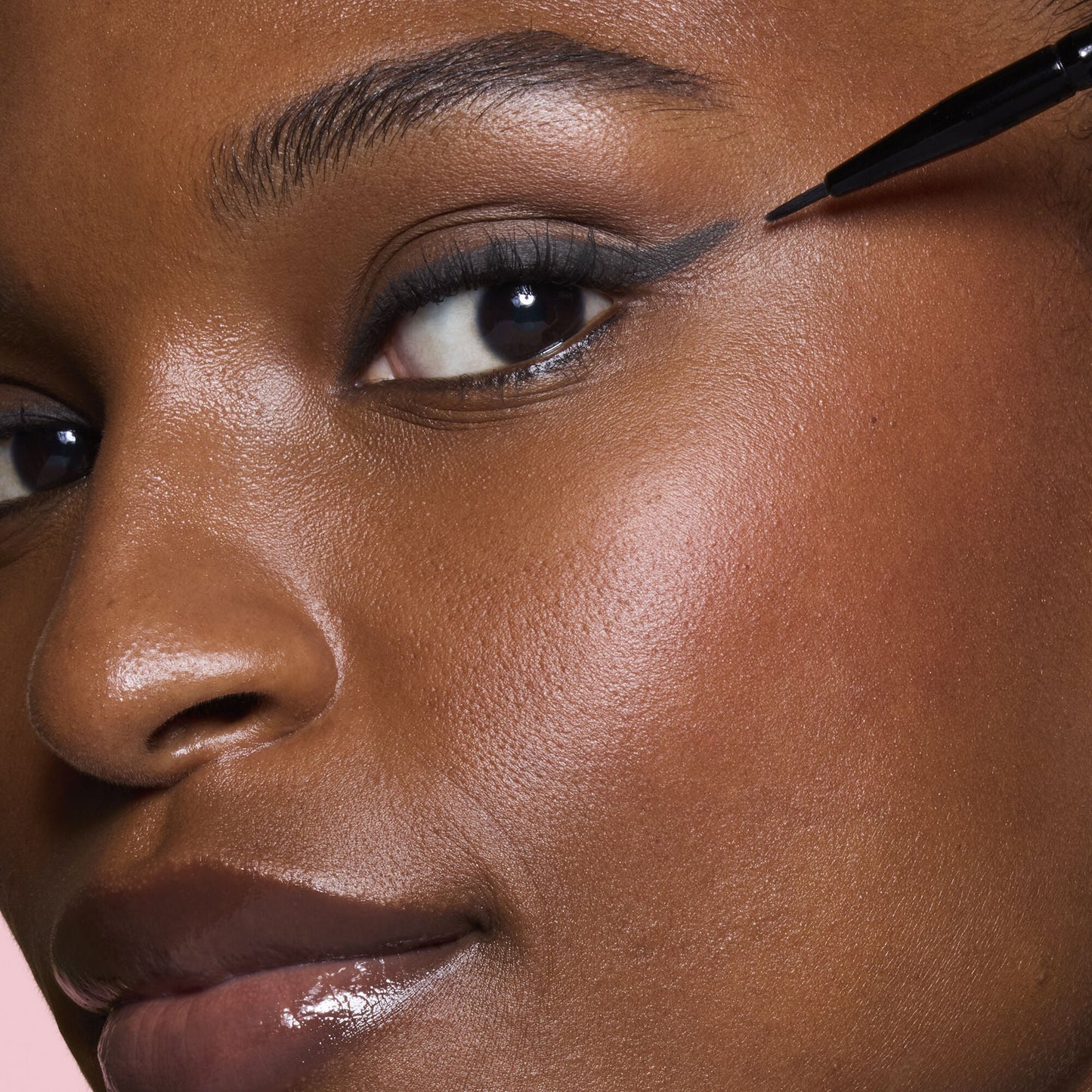 ultra-fine-eyeliner-brush-r6 81915_ULTRA_FINE_EYELINER_BRUSH_TOOL_SHOT_MOM_TSHECA_0120_v2.jpg