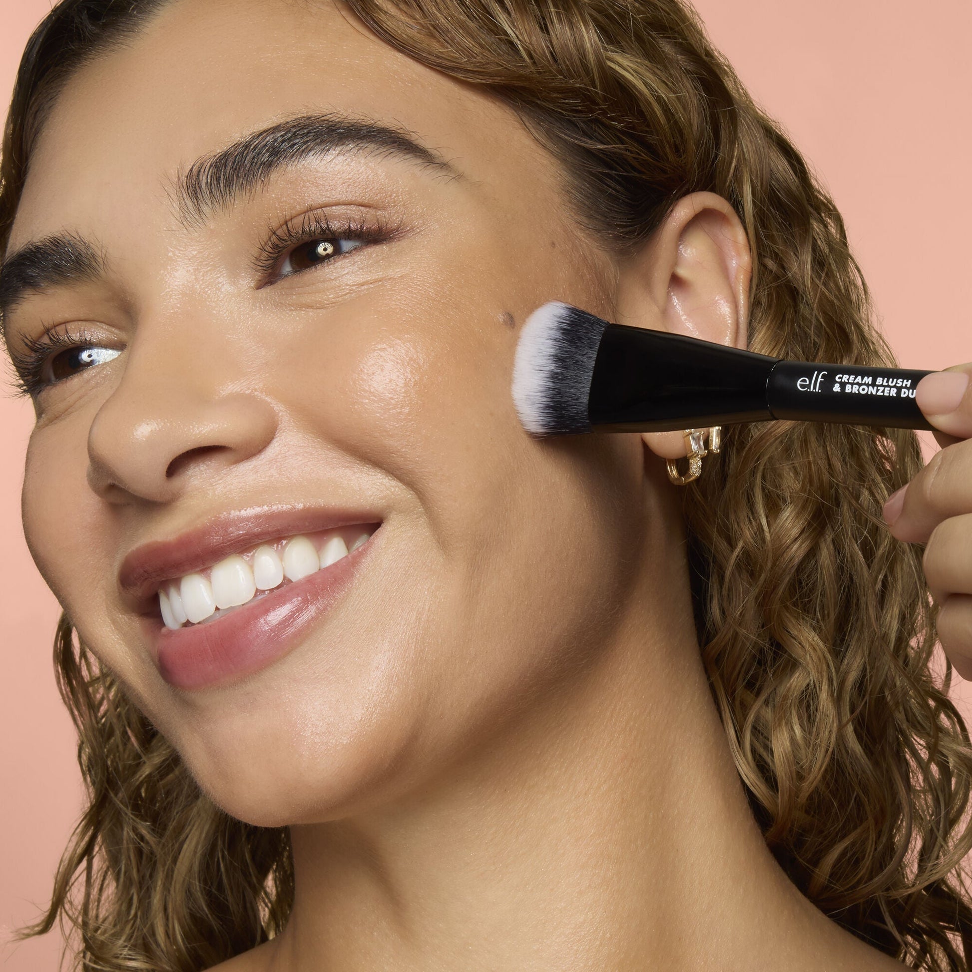 cream-blush-and-bronzer-duo-brush-d5 83857_CREAM_BLUSH_BRONZER_DUO_BRUSH_Q4_Alyssa_0173_V4_388aa08a-f9a4-4160-ae36-d9cdde1f6141.jpg