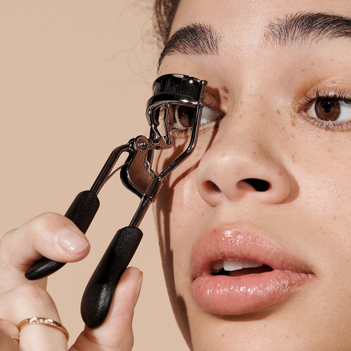 pro-eyelash-curler-b2 84067_ProEyelashCurler_Model.jpg