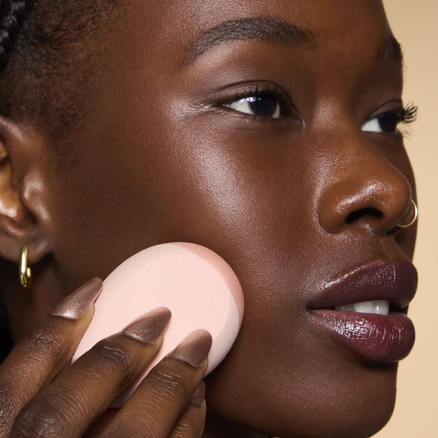 halo-glow-angled-silicone-face-sponge-o6 84235_HALO_GLOW_ANGLED_SILICONE_FACE_SPONGE_BILLIE_0078_V3.jpg