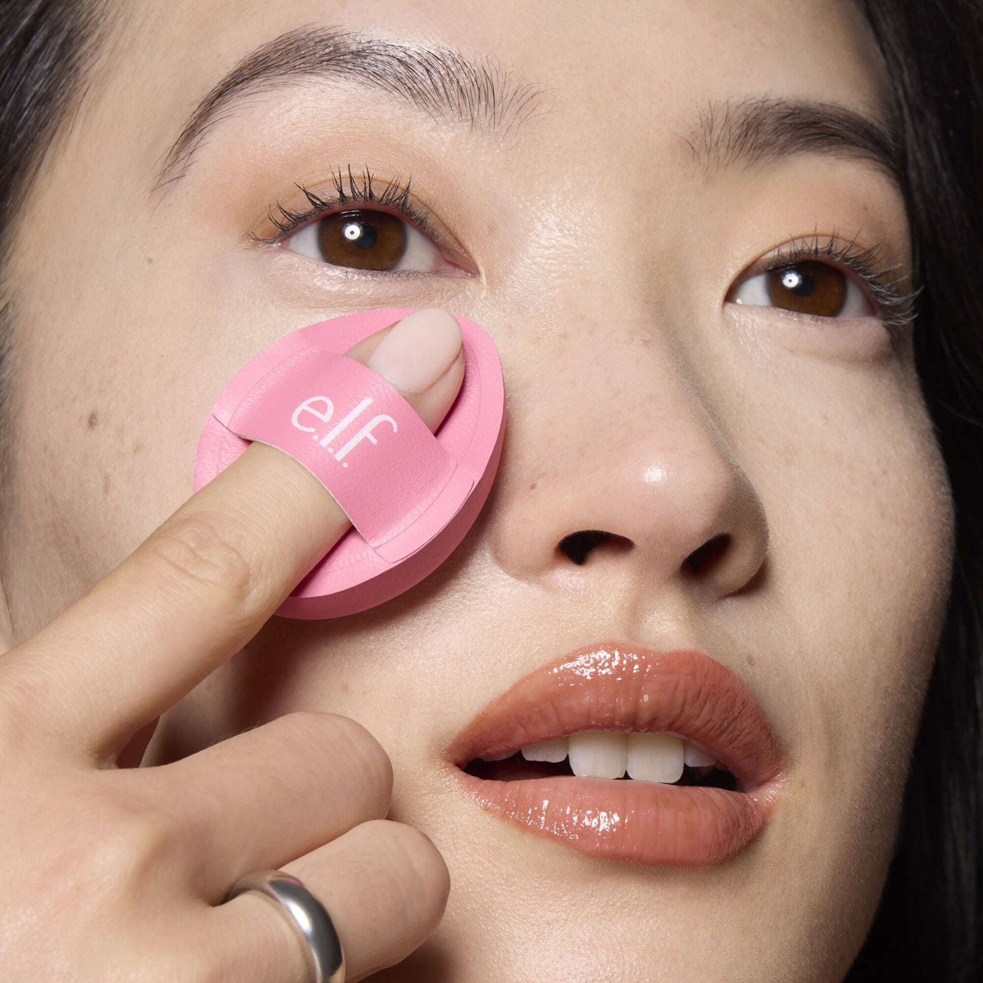 pillow-puff-concealer-sponge-c3 85120_MOM_PILLOW_PUFF_CONCEALER_SPONGE_TOOL_SHOT_SAKURA_V1_0095_V3.jpg