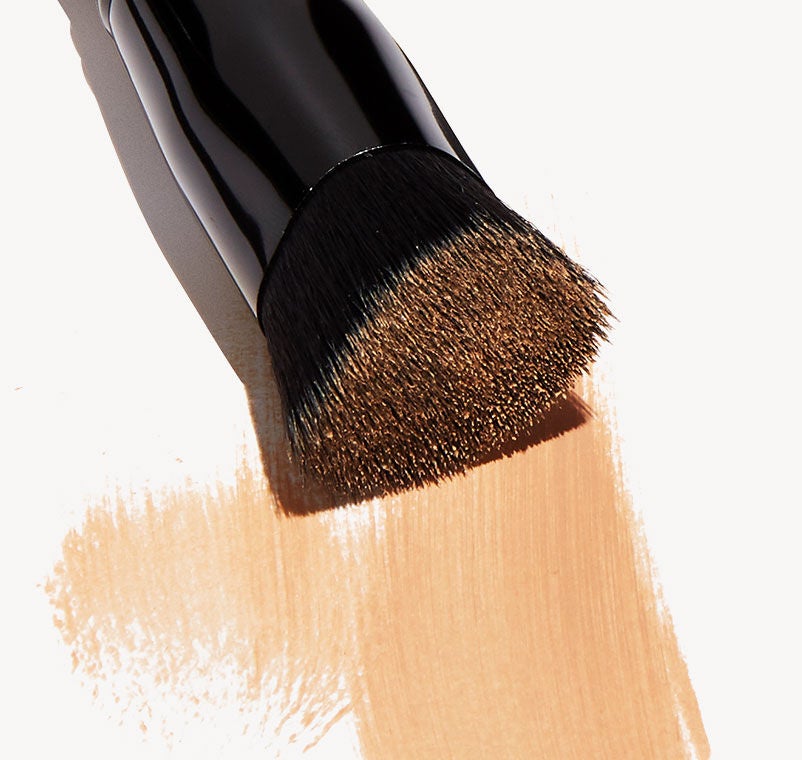 triangular-buffing-foundation-brush-u0 shot.jpg